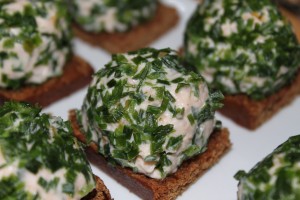 Laxbollar på kavring. Foto: Lisa Eriksson.